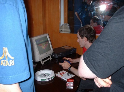 [Photo: Nico Hofer playing Tempest 3000]