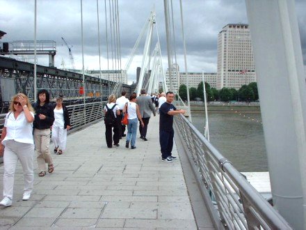 [Photo: Shiuming on the Hungerford Bridge over the River Thames]