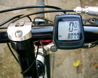 Baterii v cyklocomputeru jsem m�nil letos na ja�e... a "Vo�i�� koko" bohu�el neum� celkovou kilometr� na�vindlovat dle pot�eby. ;-)