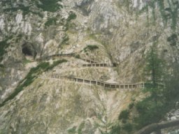 P�� cesti�ka k ledov�m jeskyn�m.