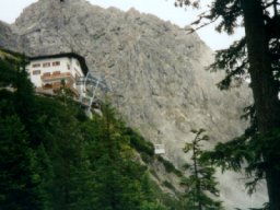 Dol� jdeme p�ky. Cestou sledujeme lanovku, kterou jsme p�ed�m jeli nahoru.