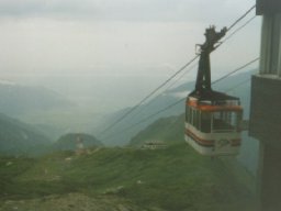 Kabinkov� lanovka dol� z Alpincenter - tou jsme nejeli, ale zuba�kovali jsme tunelem.