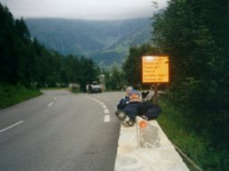 N�pisy na oran�ov� ceduli se ptaj�: "Brzdy v po��dku?!"