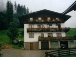 Penzi�nek na okraji Uttendorfu, kde jsme cel� t�den bydleli.