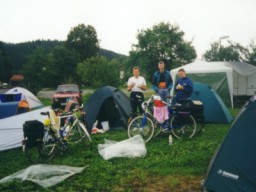 Sn�dan�. Nep�ehl�dn�te vlevo Tomovu hlavu vyl�zaj�c� z nory.