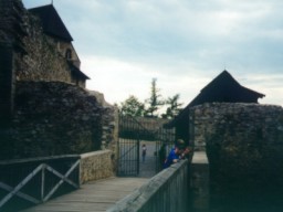 Hrad To�n�k. Kouk�me z mostu dol� do medv�d�ho v�b�hu.