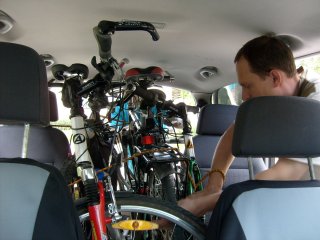 "Ehmm... tady ten blatn�k se n�jak dot�k� m�ho kola, to� to je �kand�l, mus�me to cel� p�ed�lat." ;-)