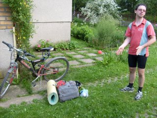 M�sto cyklokapes na nosi�i t�hnout batoh na z�dech, to je heroick� v�kon.