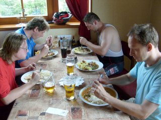 Naposled se po��dn� najezte. Doma v�m nikdo nic takov�ho neuva��. ;-)