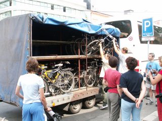 Na�e kola jsou v horn�m pat�e vep�edu.