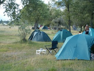 Na�e t�i stany jsou ty za tou �idli�kou.