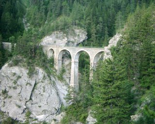 Stoj� na n�m Dundee a nat��� n�s na kameru, ale nen� ho vid�t.