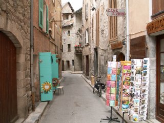 M�li bychom se dr�et pohromad�, nebo se tu poztr�c�me.