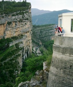 Jestli tam n�kdo p�epadnete p�es z�bradl�, tak j� pro v�s sk�kat nebudu. ;-)