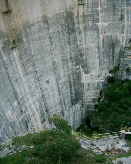 Monstro�zn� p�ehrada.