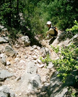 Jak jsme pozd�ji zjistili, tahle cesta je slep�. Skon�ila na velk�ch �utrech u vody a museli jsme se pak zase dr�pat zp�tky nahoru. Par�da! :-)