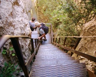 Koho bol� nohy, m��e zkusit sjet po z�bradl�, ale pozor, a� si nezad�ete �p�nu! ;-)