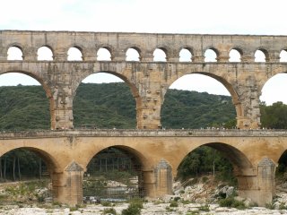 Ty mal� barevn� te�i�ky jsou lidi. To jen abyste si ud�lali p�edstavu o velikosti stavby.