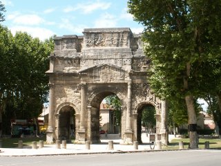 Nedaleko n�s post�val francouzsk� p�n "esenb�", tak�e jen v rychlosti po��dit foto a prchat pry�, ne� odhal� �e jsme zahrani�n� �pi�ni. ;-)