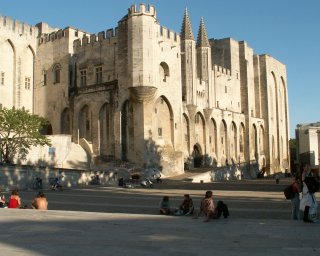 Velmi pozorn� div�k (s lupou) m��e vid�ti v lev� ��sti stoj�c�ho Dundeeho a u n�j d�ep�c�ho Sopt�ka, vym��uj�c�ho du�i u kola.