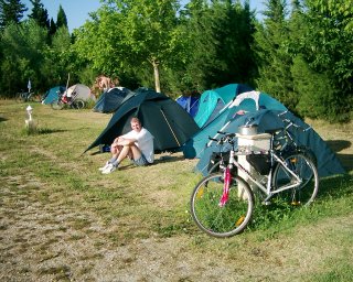 Kola m�me op�en� p�imo o sloupek s kohoutkem s pitnou vodou.