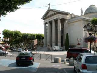 Tady na parkovi�ti zam�eme kola a jdeme se mrknout do kostela.