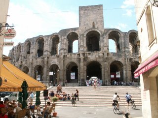 V prav�m doln�m rohu Dundee a Sopt�k sesedaj� z kol a hur� na bejky. ;-)