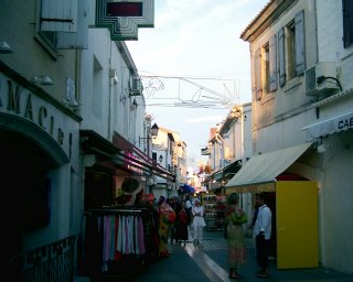 Tradi�n� �zk� uli�ky. To aby sta�ilo jen p�r krok� stranou, a hned m��ete posed�t v n�kter� restauraci.