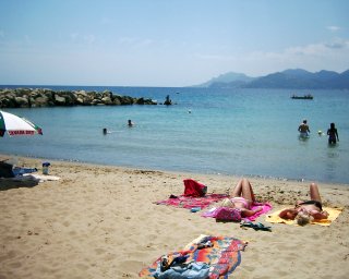 Spousta �en chodila po pl�i naho�e bez. Abychom nevy�n�vali z davu, tak my rad�ji tak�. ;-)