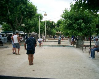 Aby se star�� p�nov� nemuseli po��d oh�bat pro koule, m�li d�myslnou pom�cku - magnet na �et�zku.