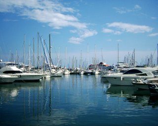 Od mal�ch plachetni�ek, p�es komfortn� jachty a� po obrovsk� plavidla.