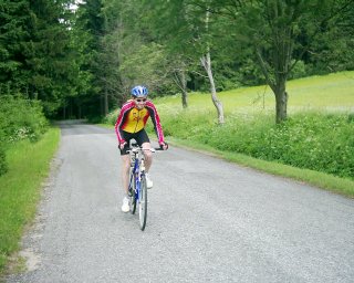 Neple�te si cyklistu Lence Armstronga s legend�rn�m trumpetistou Luiem Armstrongem.