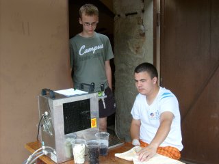 Nato�te mi pros�m velkou m�chanou zmrzlinu.