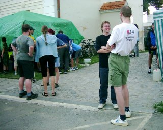 Vpravo v pop�ed� stoj� vysm�t� Bob a n��eln�k Honza.