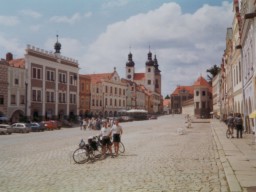 Slunce fest pe�e na n�m�st� v Tel�i.