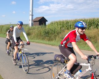 A pro� jsme tak vysm�t�? Momo jel nap�ed a na vrcholu kopce sesko�il z kola a za�al zb�sile prohrab�vat batoh a vybalovat fo��k, aby n�s stihl vyfotit. A stihl to tak tak. :-)