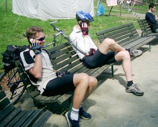 Z�visl�ci na mobiln�ch telefonech si museli zavolat. ;-)