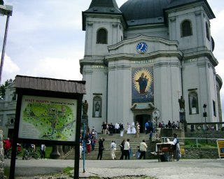 Kostel - a zrovna je tam svatba.