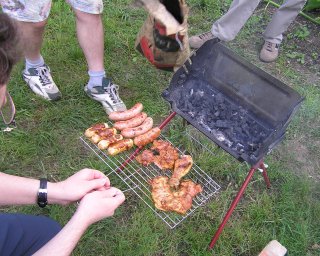 Ty dv� krajn� klob�sky za moment spadnou do tr�vy.