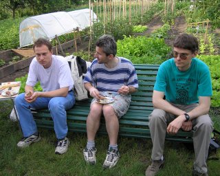 Pavel a Zden�k hypnotizuj� gril.