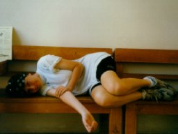 Zmo�en� Majka se u� neudr�� na nohou :-)