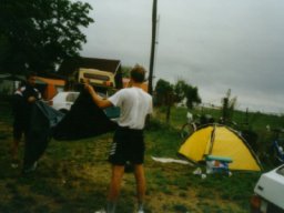 Dva odborn�ci p�i stavb� stanu.