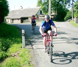 Momo a Tom� doj�d�j� na vrchol kopce v Ond�ejov�.