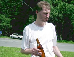 N��eln�k se posil�uje pivem.