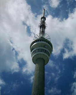 V� s rozhlednou na vrcholu.