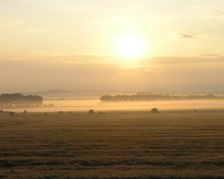R�no ran��ko Momo vstal, z batohu fo��k vyhrabal. A ne� bys stvo�il hr�dek z Lega, vypr�skal fotek 18 mega.