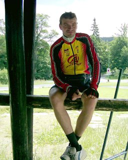 N��eln�k Honza se posil�uje Musli ty�inkou.