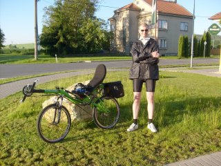 Up�esn�n�: Honza je ten vpravo, lehociped ten vlevo op�en� o&nbsp;k�men. :-)