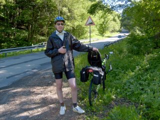 Zna�ka "12 st. stoup�n�" znamen� pro lehocipedistu Honzu "P�ik�zan� sm�r zp�tky".