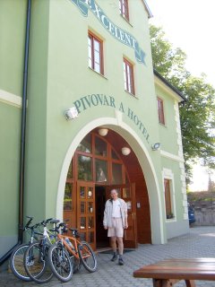 Excelentn� Pavel p�ed excelentn� restaurac�. :-)